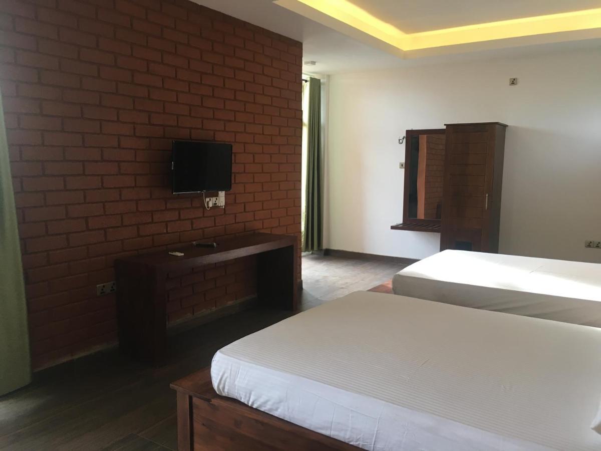 Monaara Leisure - Anuradhapura Buitenkant foto