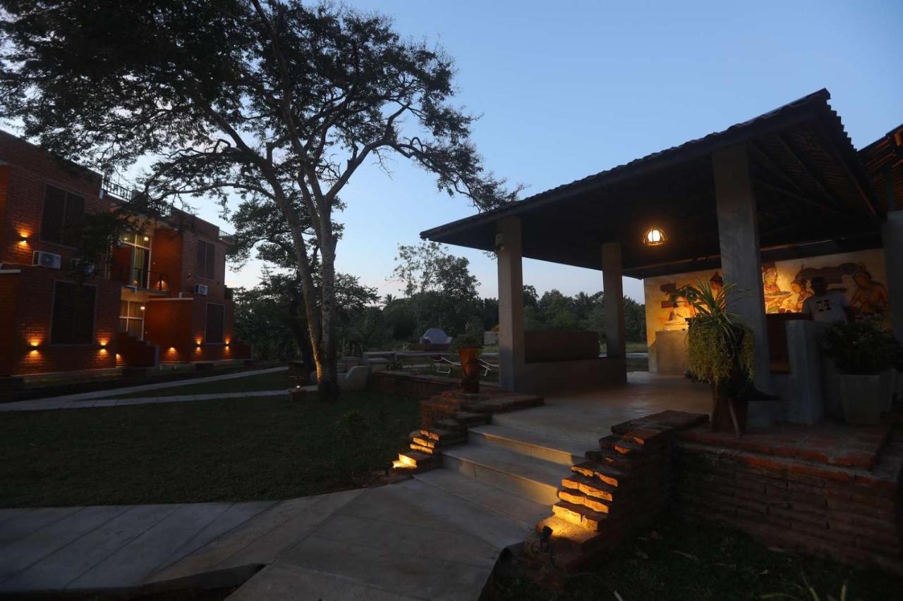 Monaara Leisure - Anuradhapura Buitenkant foto