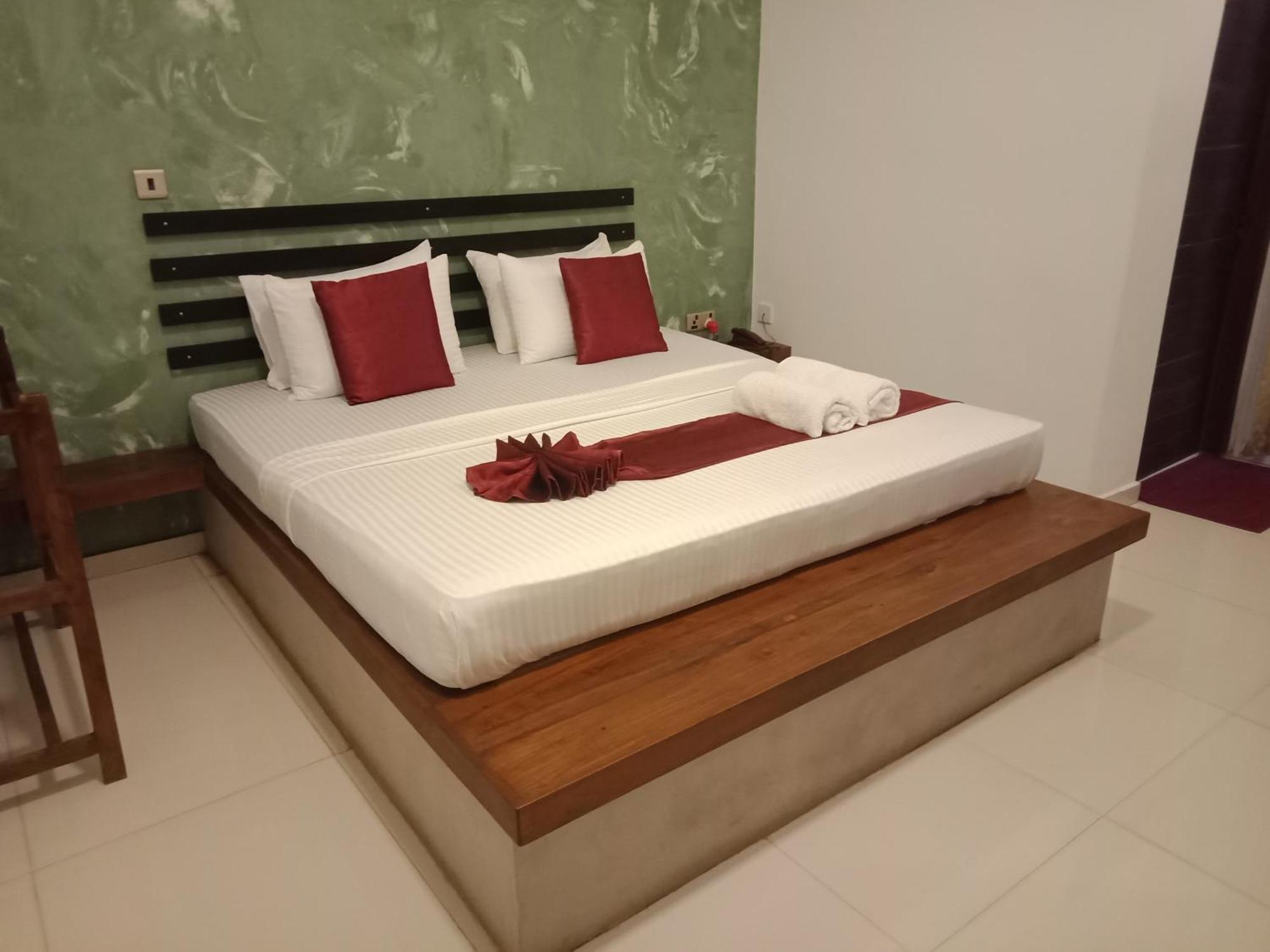 Monaara Leisure - Anuradhapura Buitenkant foto
