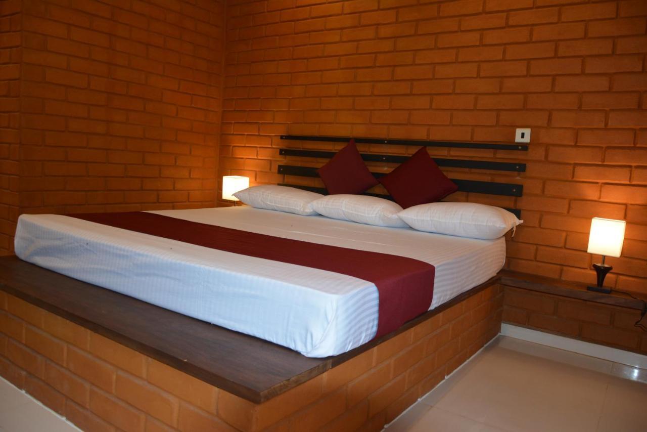 Monaara Leisure - Anuradhapura Buitenkant foto